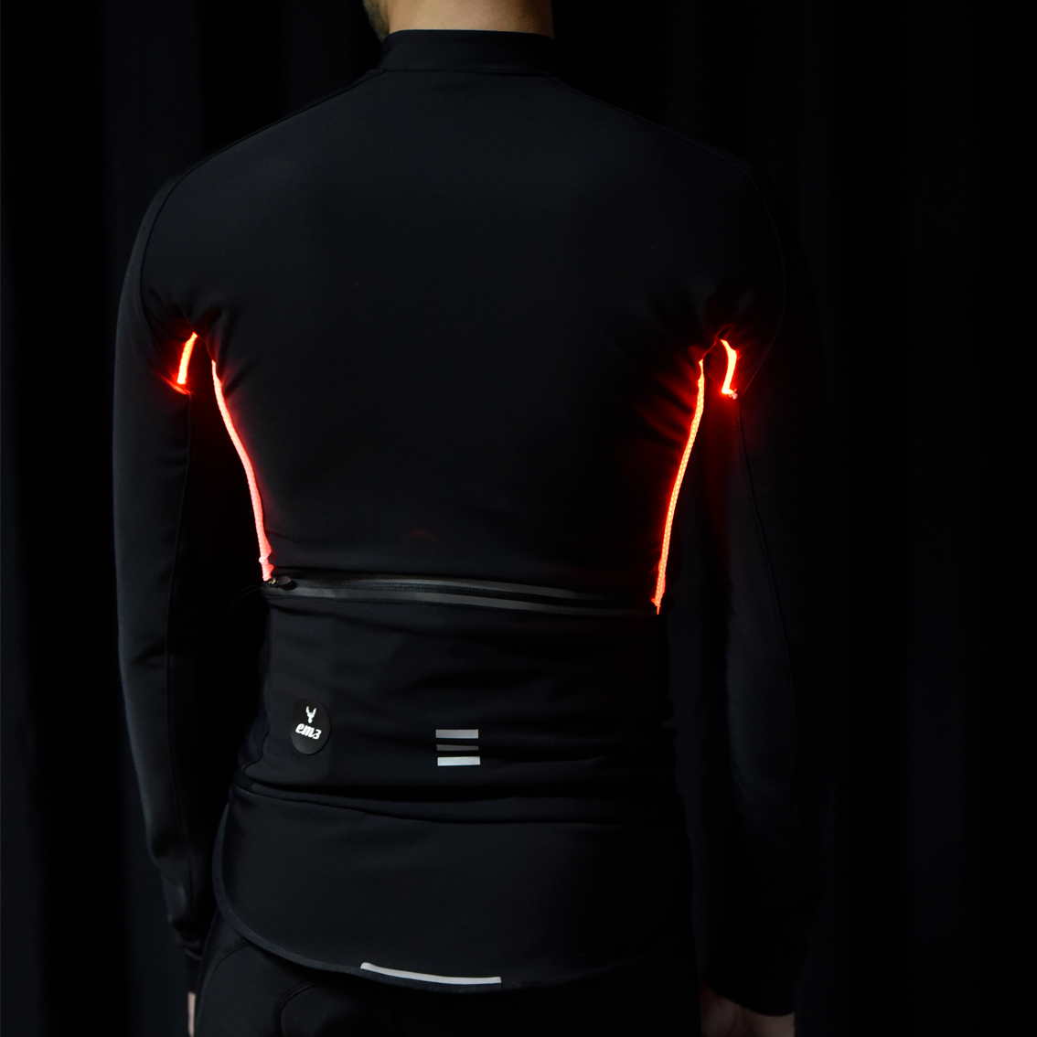 Casaco Ciclismo Led by OSRAM Camisola de ciclismo preta com detalhes vermelhos luminosos, vista de costas