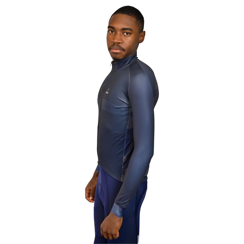 Casaco Ciclismo Térmico Azul Homem com roupa desportiva azul escuro em fundo branco