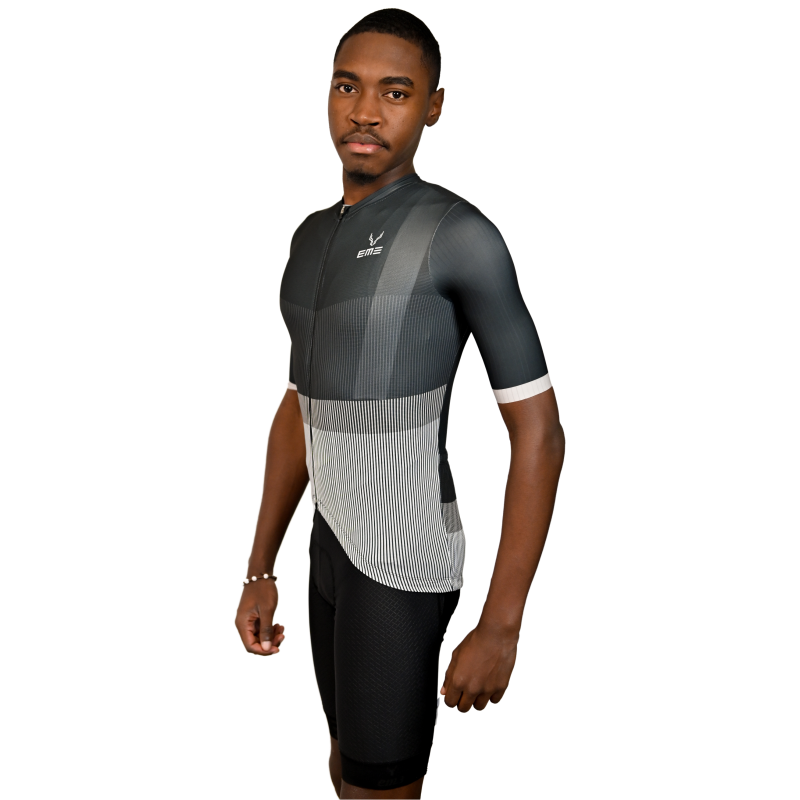 Jersey Ciclismo Strato Preto Ciclista com conjunto desportivo cinza e preto Gobik.