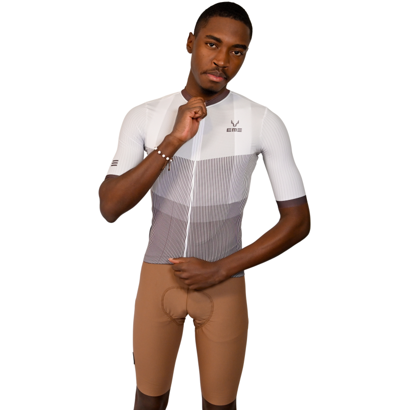 Jersey Ciclismo Strato Branco Conjunto de roupa de ciclismo com camisa branca e riscas cinzentas e calções castanhos