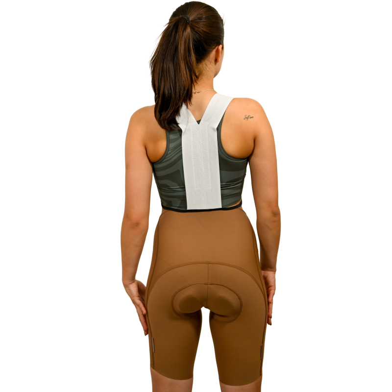 Calções ciclismo Pro Fit Creme Mulher de costas com top desportivo e calções de ciclismo castanhos com almofada