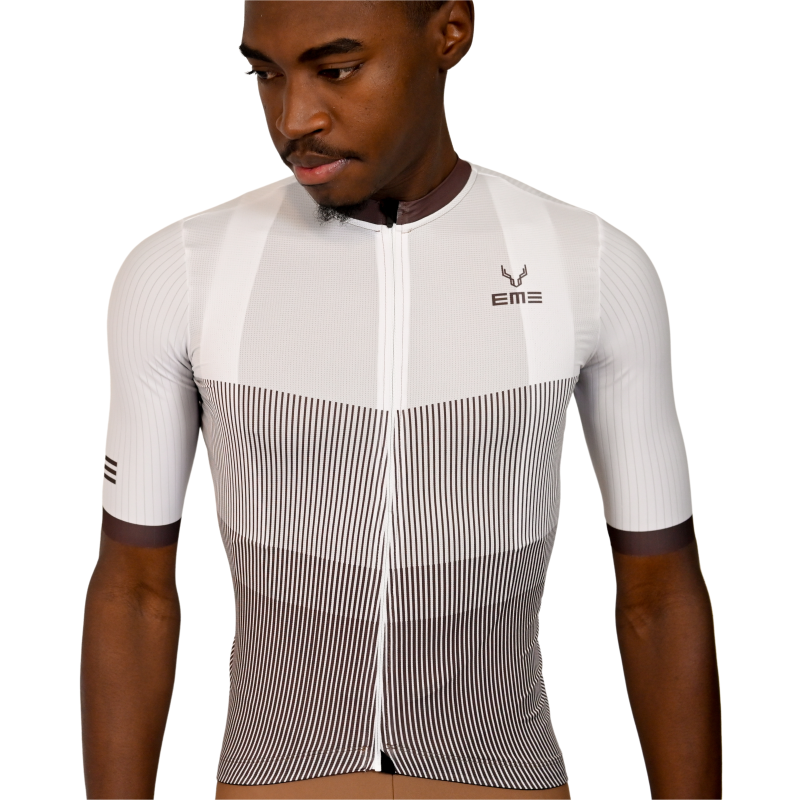 Jersey Ciclismo Strato Branco Camisola desportiva de manga curta branca com riscas verticais finas e logo EME no peito