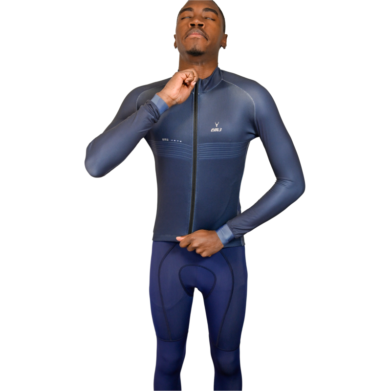 Casaco Ciclismo Térmico Azul Homem a vestir conjunto desportivo azul escuro com casaco de fecho e calças justas