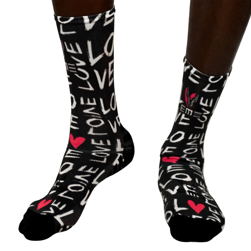 Meias Love Dia dos Namorados Meias pretas com letras brancas e corações vermelhos com padrão 'LOVE'