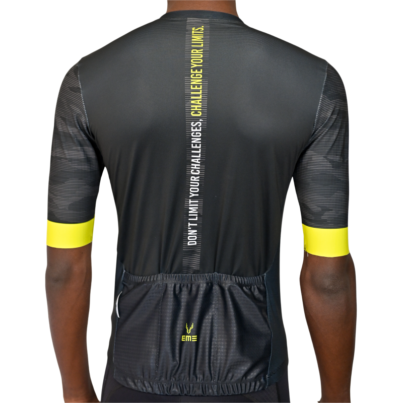 Jersey Ciclismo Aero Preto Camisola de ciclismo preta com mangas cinzentas e punhos amarelos vista de costas