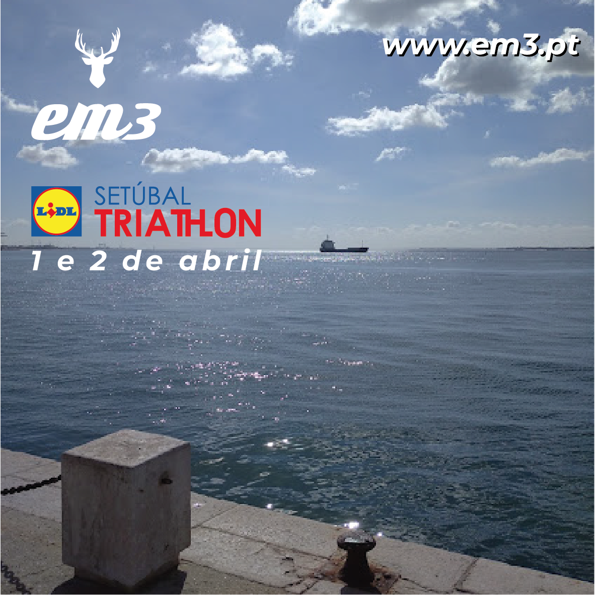 Mais uma vez no Triatlo de Setúbal Cais de pedra junto ao mar com barco ao fundo e texto sobreposto do evento Setúbal Triathlon