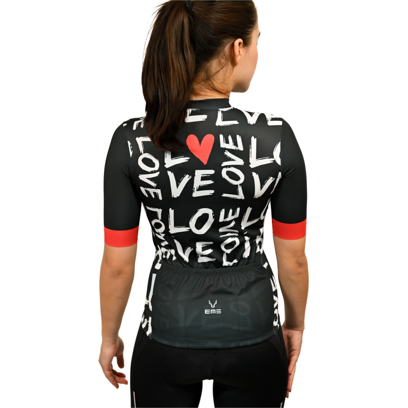 Jersey Love Dias dos Namorados Camisola de ciclismo preta com texto LOVE e coração vermelho vista de costas