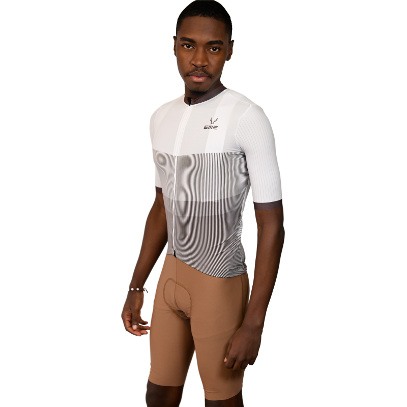 Jersey Ciclismo Strato Branco Homem com roupa de ciclismo branca, cinza e castanha em fundo branco