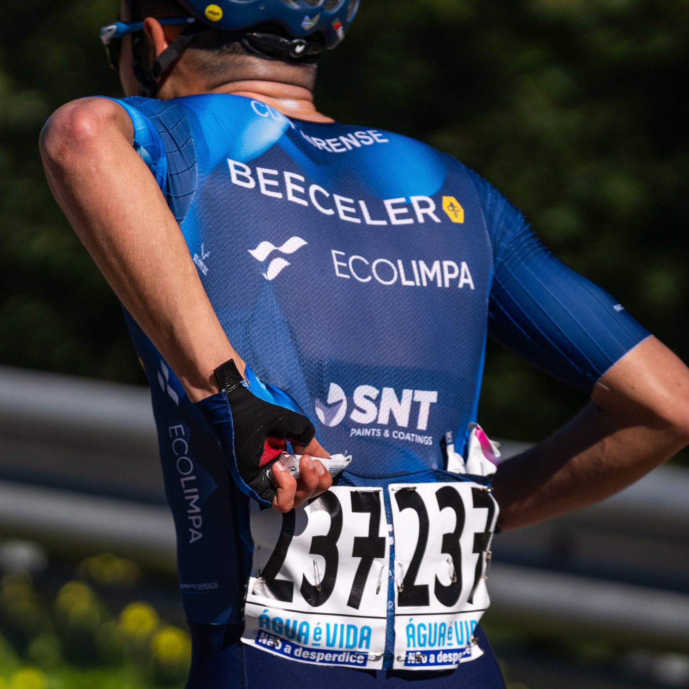 Jersey Ciclismo Feirence-Beeceler 2026 Ciclista de costas com camisola azul com textos e números de corrida