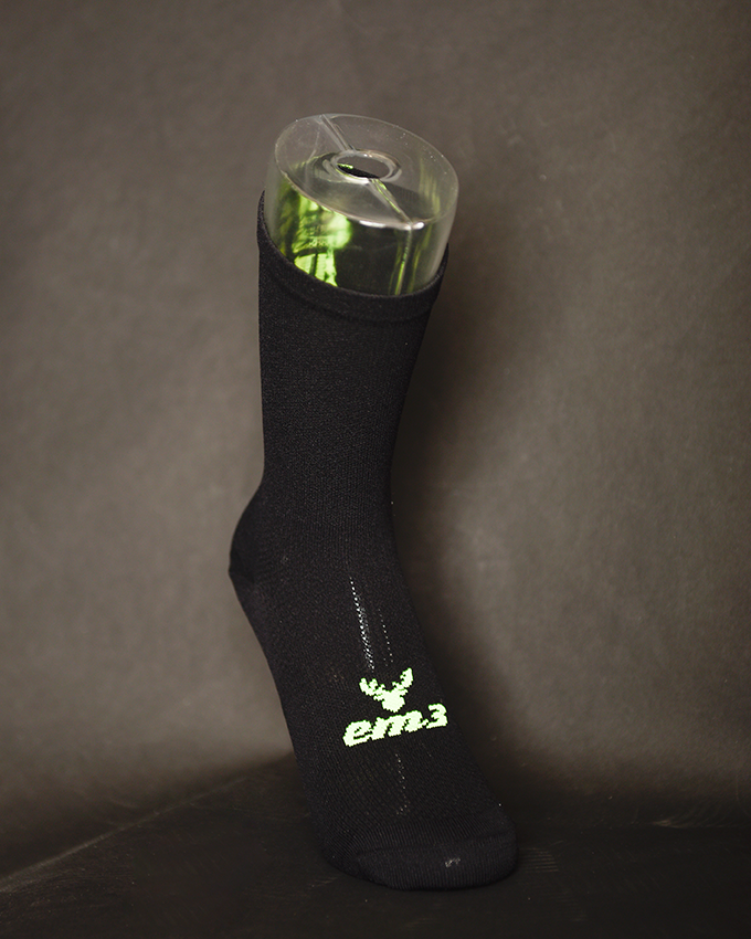 Meias Pretas e Fluor Meia preta com texto verde ema3 e águia em suporte transparente