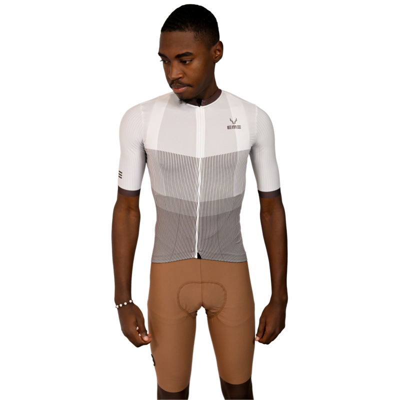 Jersey Ciclismo Strato Branco Conjunto de ciclismo branco e cinza com calções castanhos acolchoados em fundo branco