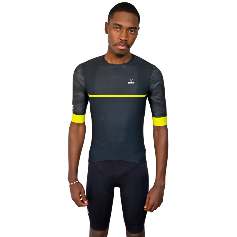 Jersey Ciclismo Aero Preto Homem com roupa desportiva preta e amarelo de ciclismo em fundo branco