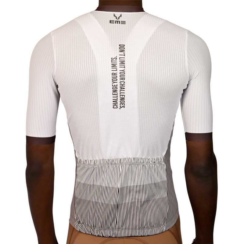 Jersey Ciclismo Strato Branco Camisola branca de ciclismo vista pelas costas com texto motivacional e padrão listrado na parte inferior.