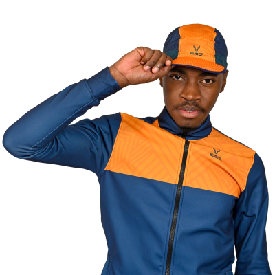 Homem com casaco azul escuro e laranja e boné desportivo