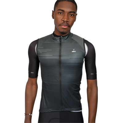 Colete de ciclismo preto com padrão cinza e fecho frontal usado por homem.