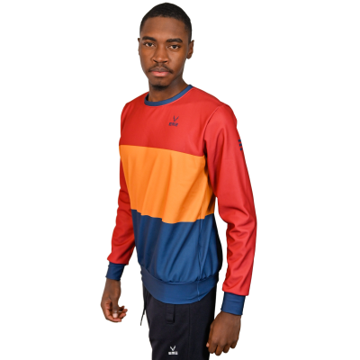 Camisola desportiva colorida com blocos vermelhos, laranja e azuis