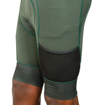 Calções desportivos verdes com reforço preto na perna