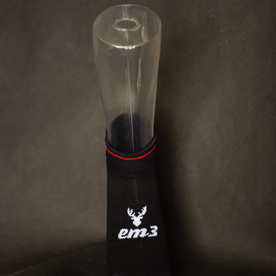 Meia preta com logo branco e detalhe vermelho em suporte transparente