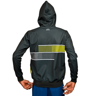 Casaco preto com capuz e padrão de linhas coloridas nas costas