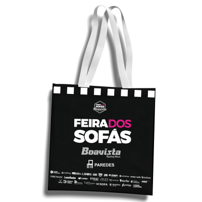 Saco de tecido preto com texto grande FEIRA DOS SOFÁS em branco e rosa e várias marcas na parte inferior.