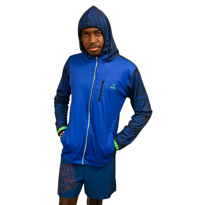 Casaco com capuz azul e preto com fecho zip, logótipo EMS, usado por homem com calções azuis com texto vermelho.