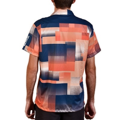 Camisa colorida de manga curta vista de costas