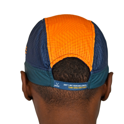 Gorro desportivo colorido usado na cabeça