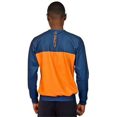 Casaco desportivo azul e laranja com padrão geométrico e texto nas costas