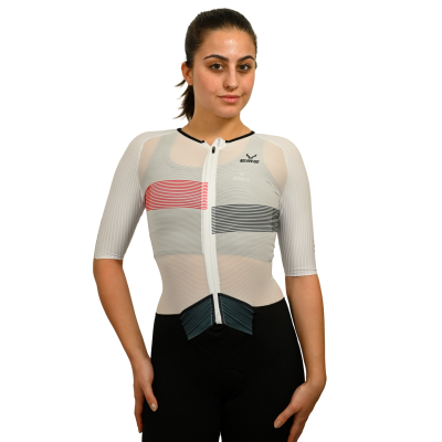 Mulher com roupa de ciclismo branca e preta, com fecho e linhas horizontais vermelhas e pretas no peito