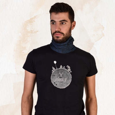 Homem com t-shirt preta estampada e cachecol tubular azul escuro com padrão geométrico