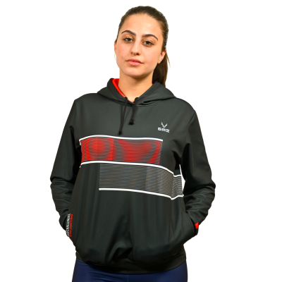 Sweatshirt preta com capuz e faixas horizontais vermelha e cinzenta.