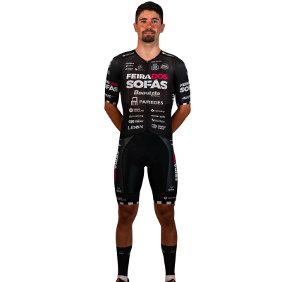 Homem com fato de ciclismo preto com vários logotipos em fundo branco