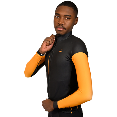 Homem com roupa desportiva preta e laranja com fecho de correr