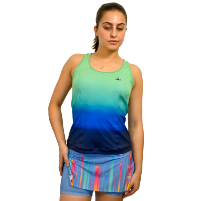 mulher vestindo blusa desportiva degradê verde azul e saia-short azul claro com padrão colorido