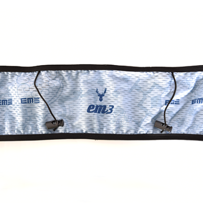 Faixa desportiva azul claro com padrão camuflado e detalhes pretos