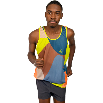 Homem a correr com camisola desportiva multicolorida e calções pretos