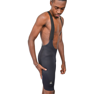 Homem com calção de ciclismo preto e alças em fundo branco