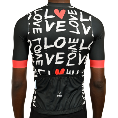 camisola de ciclismo preta com estampado LOVE e corações vermelhos