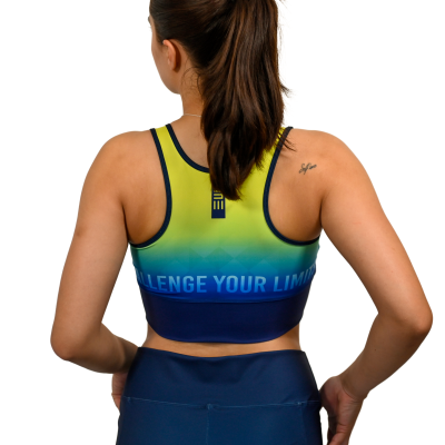Top desportivo degradé amarelo a azul com texto CHALLENGE YOUR LIMIT
