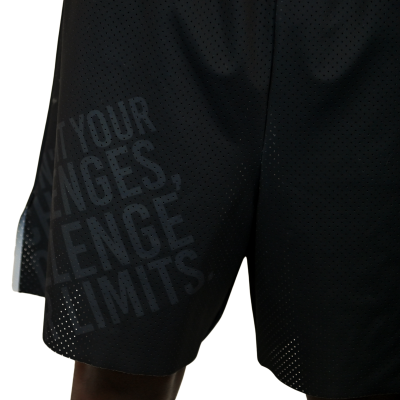 Calções desportivos pretos com texto impresso
