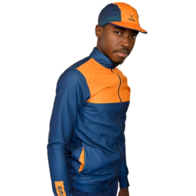 Homem a usar conjunto desportivo azul e laranja com boné
