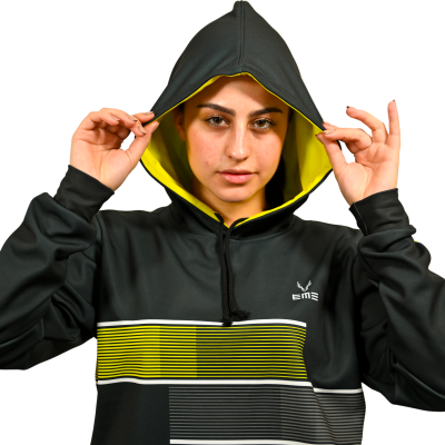 Sweatshirt preta com capuz amarelo e padrão de linhas horizontais