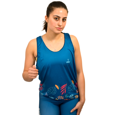 Camisola desportiva azul com padrões florais em modelo feminino