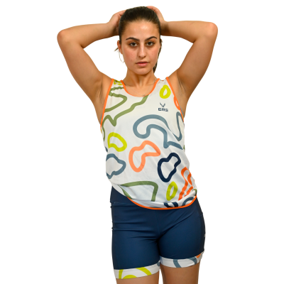 Mulher com top desportivo estampado e calções azuis escuros