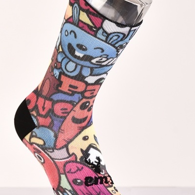 Meia colorida com padrão de personagens animados e detalhes em preto