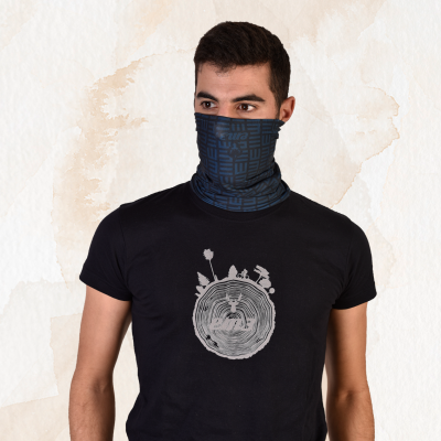 Homem com t-shirt preta com padrão cinza e tubo multifuncional azul escuro com padrões geométricos