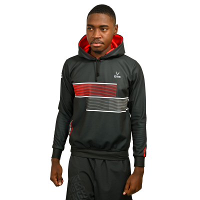 Homem com casaco com capuz preto com detalhes vermelhos e cinzentos e calças pretas.