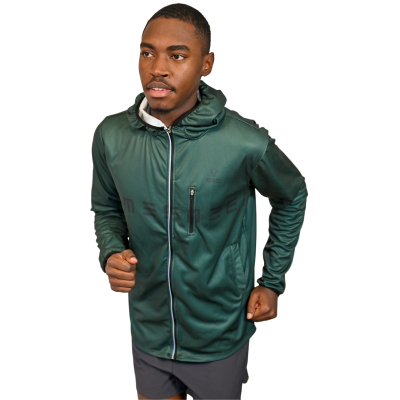 Homem a correr com casaco desportivo verde escuro e calções cinzentos