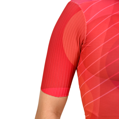 Manga curta de t-shirt desportiva vermelha com padrões em rosa