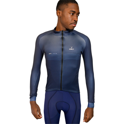 Homem com camisa de ciclismo azul de manga comprida com fecho na frente e inscrições brancas